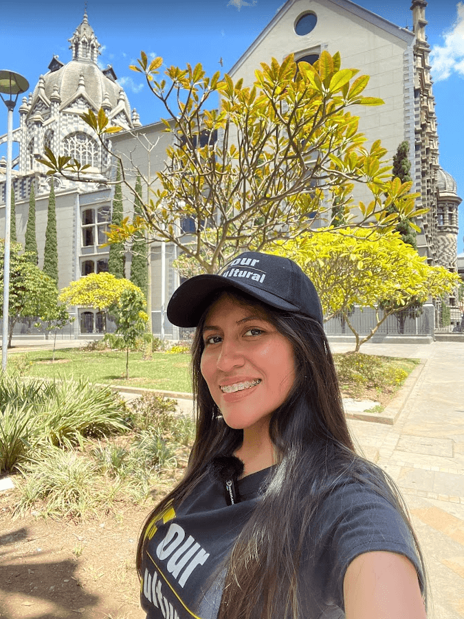 Roxeus taking a selfie at Parque Botero in Medellín, with the Rafael Uribe Uribe Palace of Culture in the background